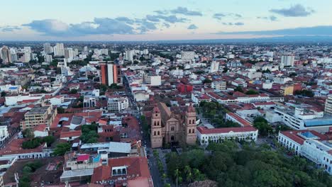 Drohnenschuss-Stadt-Hauptplatz-Kathedrale-Reise-Himmel-Santa-Cruz-Bolivien