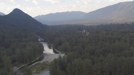 Luftaufnahme-Des-Flussbeckens-In-Snoqualmie,-Washington