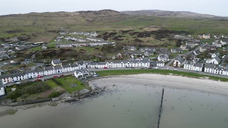 Empuje-Aéreo-En-Port-Ellen-En-Islay,-Montañas-Y-Campo-En-Segundo-Plano.