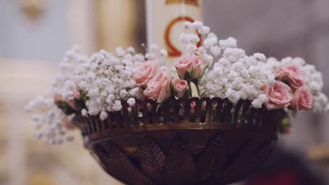 Arreglo-Floral-Adornado-Con-Rosas-Rosadas-Y-Aliento-De-Bebé-En-La-Iglesia