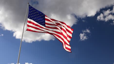 Flagge-Der-Vereinigten-Staaten-Im-Wind-Mit-Blauem-Himmel-Im-Hintergrund-Mit-Wolken