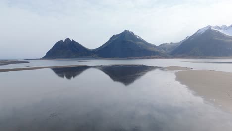 Drei-Berge-Spiegeln-Sich-In-Blau-schwarzen-Flüssen-Islands,-Luftdrohne,-Natürliche-Himmelsformationen-Der-Geologischen-Nordischen-Mutter-Erde-Landschaft,-Reiseziel