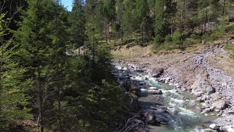 Drohnenflug-über-Einem-Fluss-Mit-Kristallklarem,-Türkisfarbenem-Wasser-In-Einem-Gebirgstal-In-Österreich,-Europa