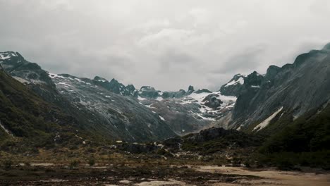 Ruta-De-Senderismo-Con-Vistas-A-Las-Montañas-Rocosas-Hasta-La-Laguna-Esmeralda-En-Ushuaia,-Tierra-Del-Fuego,-Argentina.
