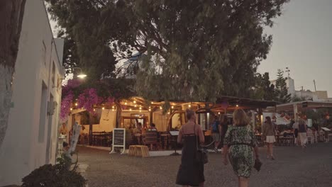 Nachtleben-Am-Frühen-Abend-In-Einem-Griechischen-Ferienort-An-Der-Küste-In-Mykonos,-Griechenland