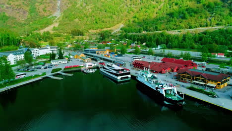 Luftaufnahme-Der-Fähren-Im-Hafen-Von-Flam,-Norwegen,-Touristenziel-Im-Aurlandfjord,-Drohnenaufnahme