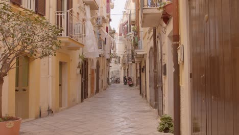 Kopfsteinpflasterstraße-Im-Historischen-Zentrum-Von-Bari,-Italien-Mit-Vespa