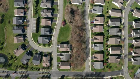 Imágenes-Aéreas-De-Drones-De-4k-De-Condominios-Y-Viviendas-Residenciales-Sin-Salida-En-Middletown-Nueva-York