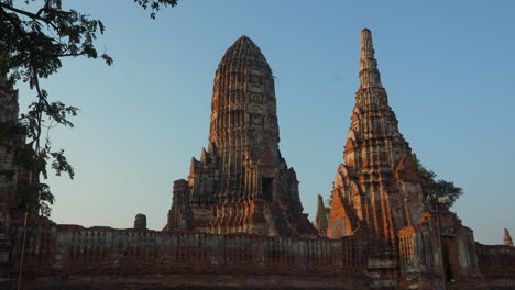 Tempelanlage-Im-Kambodschanischen-Stil-In-Ayutthaya-Bei-Sonnenuntergang