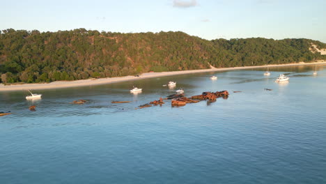 Costa-De-La-Playa-De-La-Isla-Moreton,-Vista-Aérea-Del-Naufragio-De-Tangalooma,-Playa-De-Arena-Blanca-Con-Acantilados-Verdes