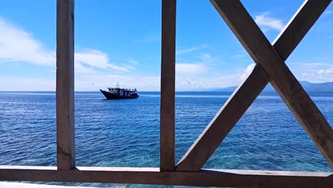 Barcos-Flotando-En-El-Océano-En-La-Isla-Karampuang,-Mamuju,-Sulawesi-Occidental,-Indonesia