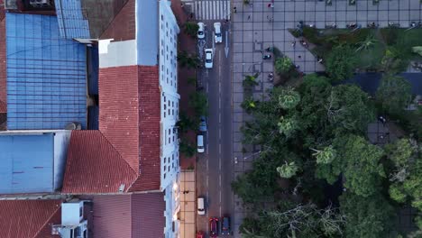 Drohnenaufnahme-Von-Oben-Auf-Stadtgebäude-Und-Nachbarschaft