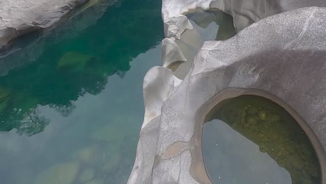 Piedra-Blanca-Brillante-Formada-Naturalmente-En-Una-Forma-única-En-El-Lecho-Del-Río-De-Montaña-Por-La-Mañana-El-Video-Se-Toma-En-Sliang-Wah-Umngot-Amkoi-Jaintia-Hill-Meghalaya-India