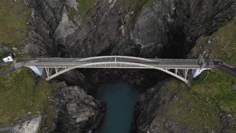 Mizen-Head-Bridge,-Atemberaubende-4K-Drohnenaufnahmen---Co
