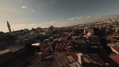 Una-Vista-Aérea-Del-Barrio-De-Estambul---Drone-Fpv