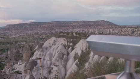 Fernglas-Mit-Blick-Auf-Den-Aussichtspunkt-Zum-Sonnenuntergang-In-Kappadokien,-Göreme