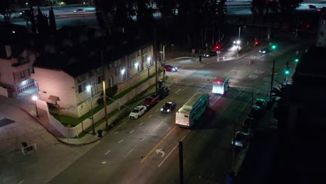 Los-Autobuses-De-Tránsito-De-La-Ciudad-Conducen-Por-La-Carretera-Por-La-Noche.