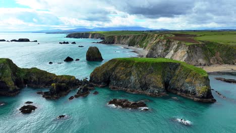 Drohne-Spektakuläre-Küsteninseln-Versteckte-Buchten-Und-Strände-Alles-Unter-Launischem-Himmel-Die-Küste-Irlands