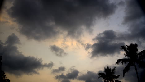 Regen-Vor-Abendwolken-Und-Herrlicher-Himmel-Im-Zeitraffer