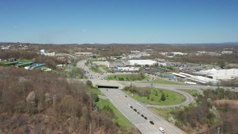 4K-Luftaufnahmen-Von-Drohnenaufnahmen-Von-Industriellen-Einkaufszentren-Und-Einkaufszentren-In-Middletown,-New-York,-Und-Der-Verkehr-Ist-Mit-Bergen-Im-Hintergrund-Zu-Sehen