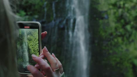 Chica-Tomando-Fotos-De-Una-Gran-Cascada-En-La-Selva,-Cámara-Lenta-4k