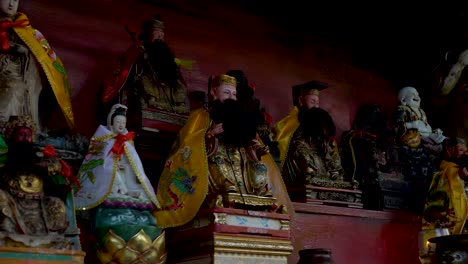 Zeitlupen-Landschaftsaufnahme-Eines-Buddhistischen-Buddha-Statuenschrein-Altardenkmals-Vor-Der-Heimatstadt-Singapur,-Asien,-Religion,-Spiritualität,-Heilige-Kultur