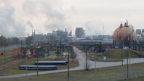 Rauch-Und-Dampf-Steigen-Aus-Der-Petrochemischen-Anlage-In-Wloclawek,-Polen