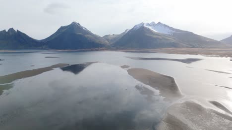 Islandia-Ríos-Negros-Glaciales-Paisaje-Drone-Aéreo-Estableciendo-Fondo-De-Pico-De-Montaña,-Entorno-Natural,-Destino-De-Viaje
