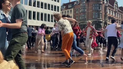 Menschen-Tanzen-An-Einem-Sonnigen-Tag-Auf-Dem-Platz-Kultorvet-In-Kopenhagen