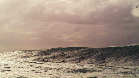 Las-Aguas-Rocosas-Crecen-Y-Se-Agitan-Mientras-Una-Multitud-De-Surfistas-Esperan-Atrapar-Una-Bestia.