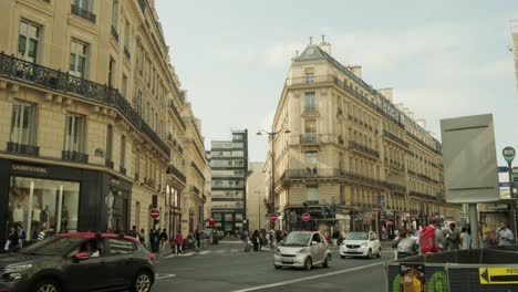 El-Centro-De-París,-Francia,-En-Hora-Punta-En-Edificios-De-Arquitectura-Clásica.
