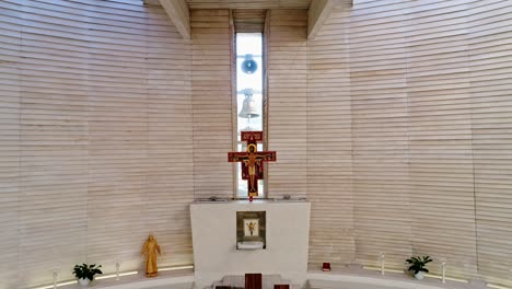 Glocken-Läuten-In-Einer-Modernen-Kirche-Hinter-Dem-Altar-Mit-Kreuz---Innenansicht-Aus-Der-Luft