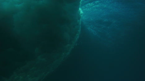 El-Agua-Se-Rocía-A-Través-De-La-Superficie-De-La-Onda-Con-Vórtice,-Vista-Desde-El-Agua