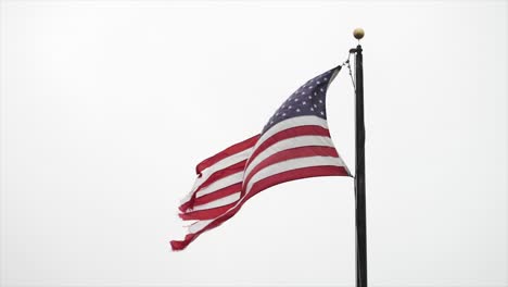 Amerikanische-Flagge-Weht-Im-Wind