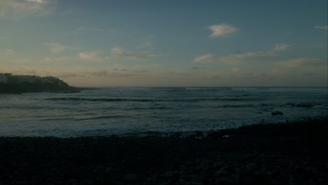 Blaue-Stunde,-Slowmotion-Wellen-Am-Beeble-Beach-In-Playa-La-Caleta-De-Interián-Auf-Teneriffa,-Kanarische-Inseln