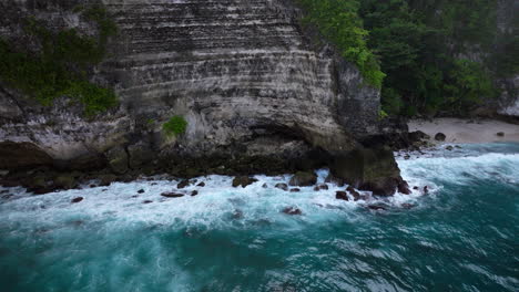 Meereswellen-Krachen-Auf-Felsige-Klippen-Von-Nusa-Penida,-Bali-In-Indonesien