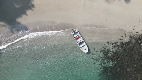 Kleines-Boot-Im-Türkisfarbenen-Wasser-An-Einem-Einsamen-Strand-Im-Utría-Nationalpark-Zwischen-Bahía-Solano-Und-Nuquí-Im-Departement-Chocó-An-Der-Pazifikküste-Kolumbiens