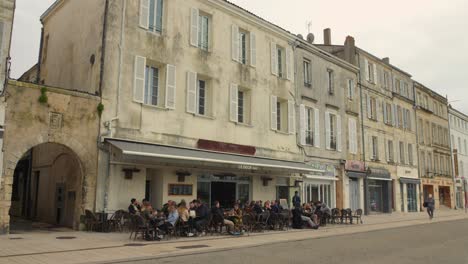 Gente-Comiendo-En-Un-Restaurante-Para-Cenar-En-La-Histórica-Ciudad-De-La-Rochelle,-Francia