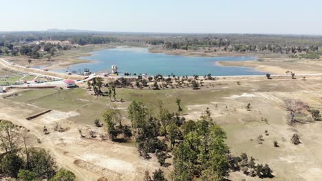 Vista-Aérea-Hacia-Atrás-De-Un-Lago-Durante-La-Tarde-En-Jharkhand,-India