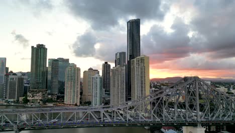 El-Hermoso-Puente-Story-En-Queensland,-Australia,-Con-La-Ciudad-De-Brisbane-Grabada-Contra-La-Puesta-De-Sol.