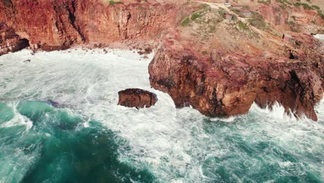 Luftaufnahme-Eines-4K-Drohnenkreises-Mit-Großen,-Brechenden-Wellen-An-Der-Zerklüfteten-Steilküste-In-Der-Nähe-Von-Bordeira-In-Der-Algarve-Region-Von-Portugal