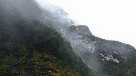 La-Niebla-Se-Eleva-Lentamente-Sobre-El-Acantilado-Dando-Una-Sensación-Espeluznante-E-Inspiradora-Mientras-Se-Revela-La-Cascada.