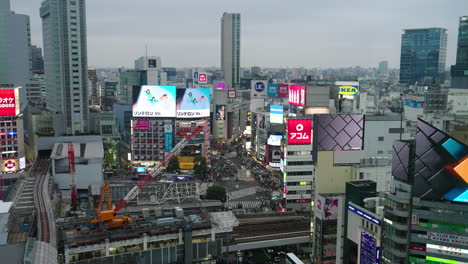 Paso-De-Peatones-Y-Paisaje-Urbano-De-Shibuya-Durante-La-Puesta-De-Sol-En-Tokio,-Japón---Tiro-De-ángulo-Alto