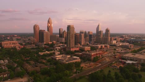 Luftaufnahme-Der-Skyline-Von-Charlotte-Am-Abend,-Drohnenaufnahme-In-4K