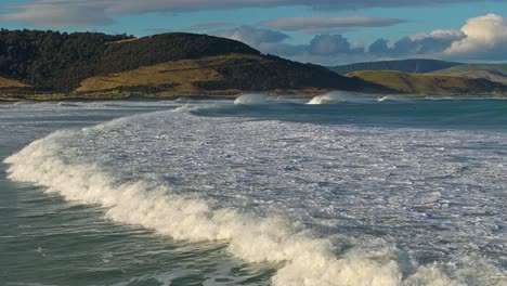 Meereswellen-Brechen-Und-Hinterlassen-In-Der-Porpoise-Bay,-Neuseeland,-Eine-Gischtwolke