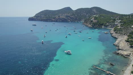 Luftaufnahme-Der-Felsigen-Mittelmeerküste-Mit-Privaten-Booten-Mallorca,-Spanien