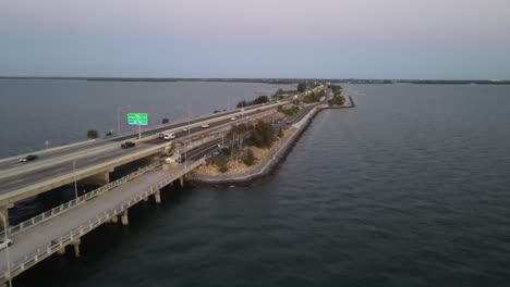 Vista-Aérea-Del-Muelle-De-Pesca-En-El-Puente-Sunshine-Skyway.