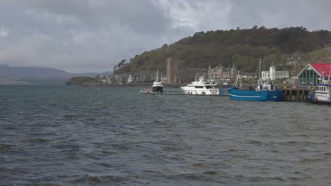 Handaufnahme-Von-Kleinen-Fähren,-Die-Darauf-Warten,-Passagiere-Vom-Hafen-Von-Oban-Abzuholen