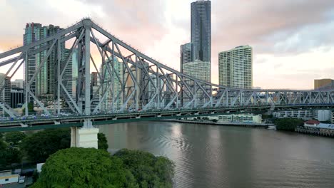 Mirando-Por-Encima-Del-Histórico-Puente-Histórico-De-Brisbane-Mientras-El-Tráfico-Comienza-A-Aumentar-Para-La-Hora-Pico-De-La-Tarde.