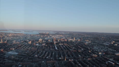 Skyline-Von-Boston-Während-Der-Goldenen-Stunde-Von-Der-Aussichtsplattform-Eines-Wolkenkratzers-In-4K